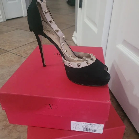 Valentino Garavani peep toe stud high heel size 40 - Picture 6 of 11